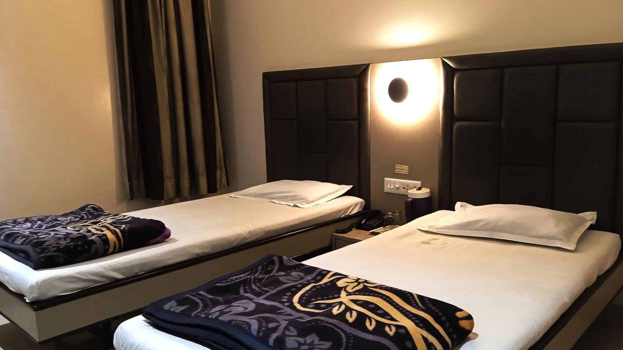 Hotel Ramniwas Jalgaon Экстерьер фото